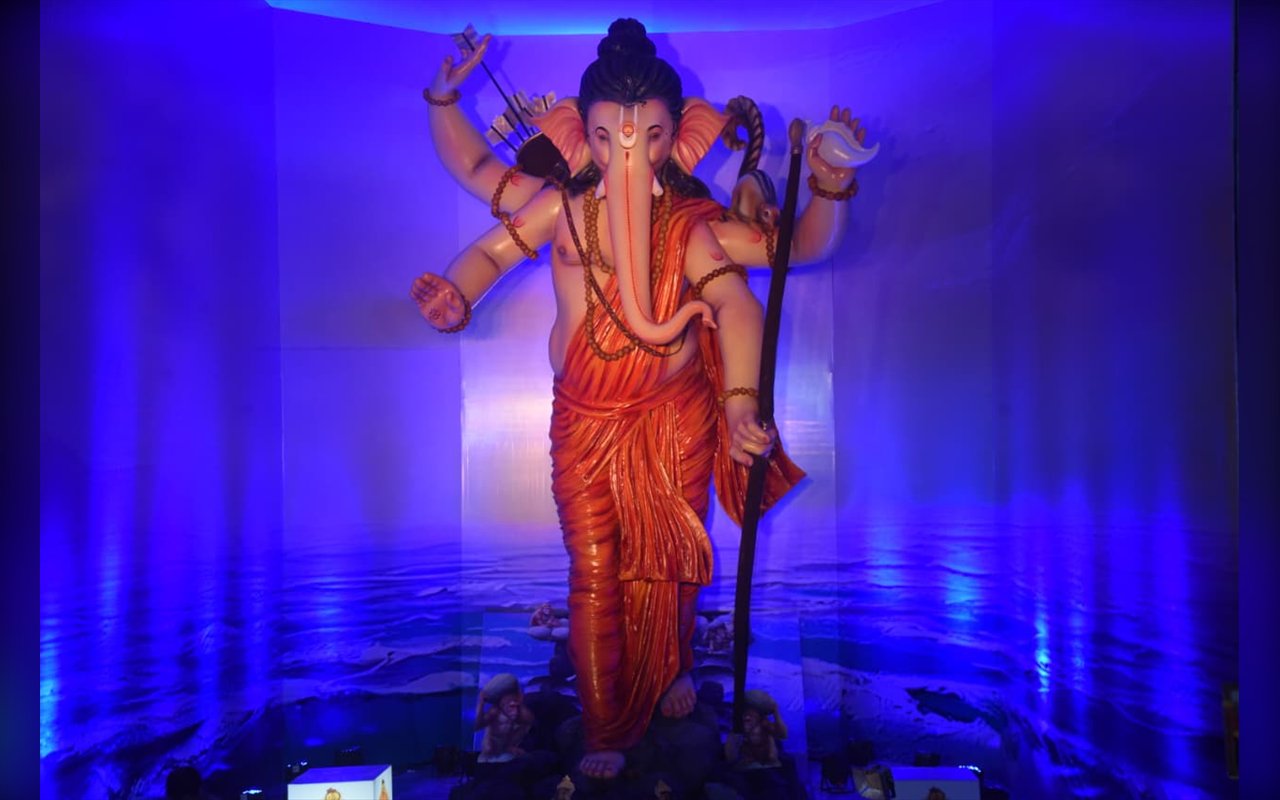 परळचा राजा मंडपातील श्रींचे दर्शन
